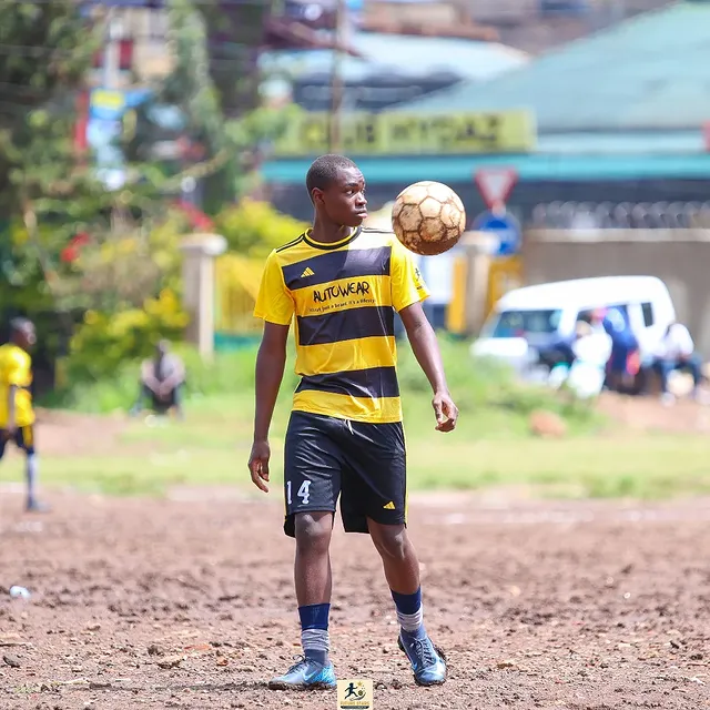 Santos Soka Academy — Youngster on the ball in the striped kit